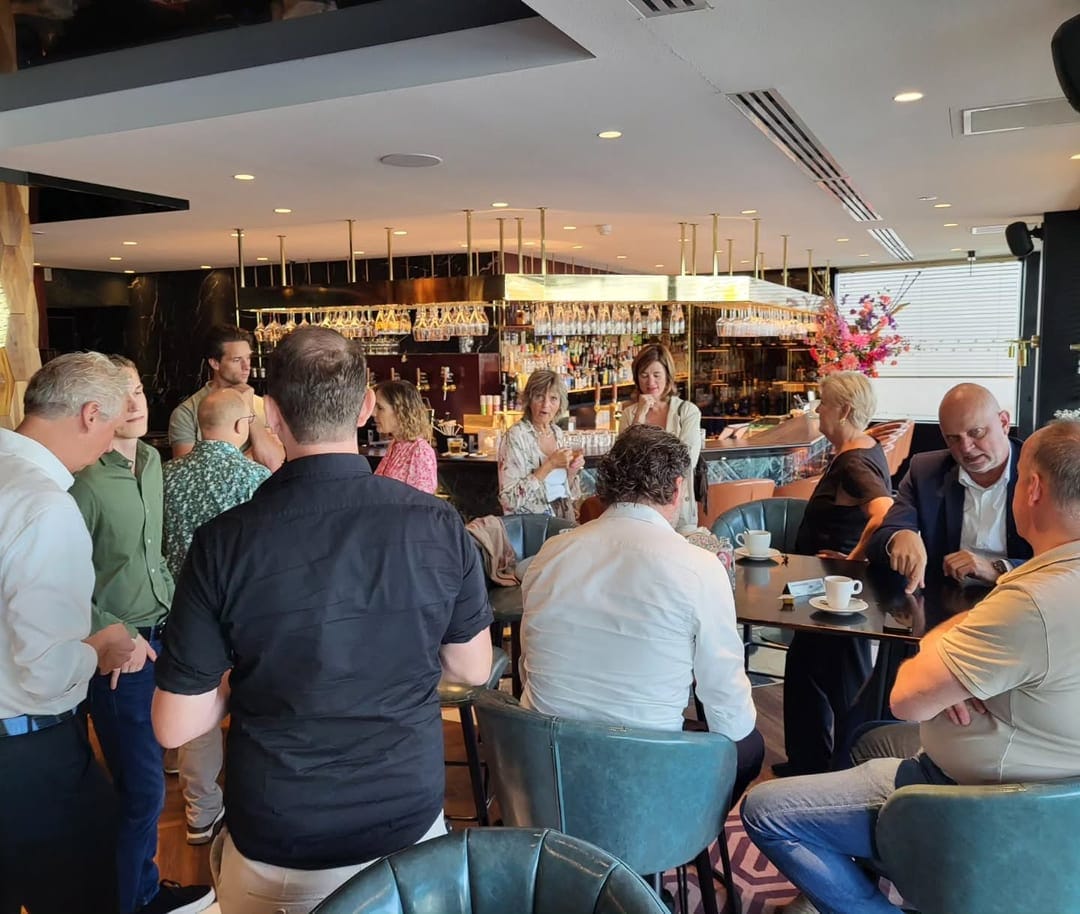 Een volle bar met ondernemers op donderdagochtend
