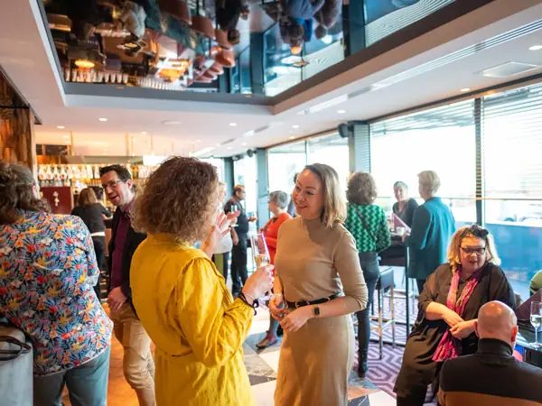 Levendig netwerken met bubbels bij grote ramen
