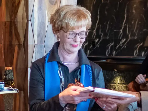 Host bekijkt cadeau met glimlach, close-up